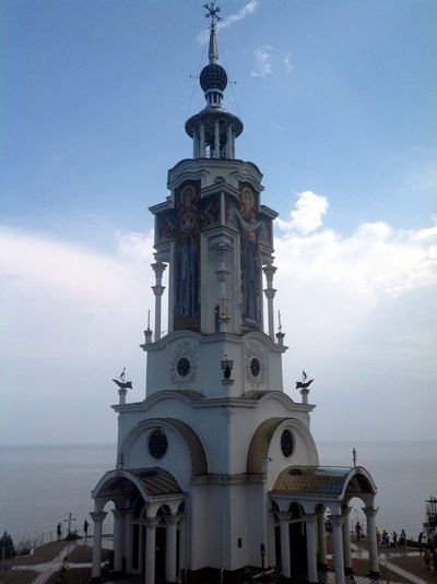церковь возле дороги