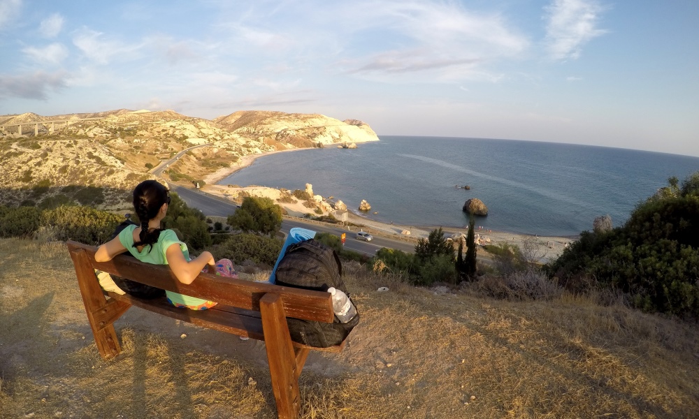 Лавочки на берегу Кипра