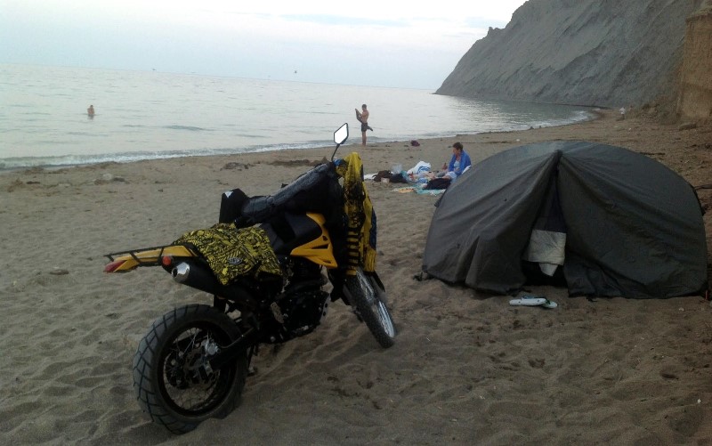 на мотоцикле у моря